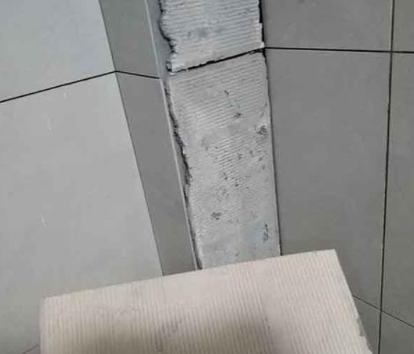 湘西瓷砖空鼓维修公司分享下厨房瓷砖脱落的补救措施。